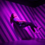 Anti-Schwerkraft-Stuhl Illusion im Museum of Illusions Berlin
