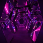 Kaleidoskop-Tunnel mit geometrischen Spiegelmustern im Museum of Illusions Berlin